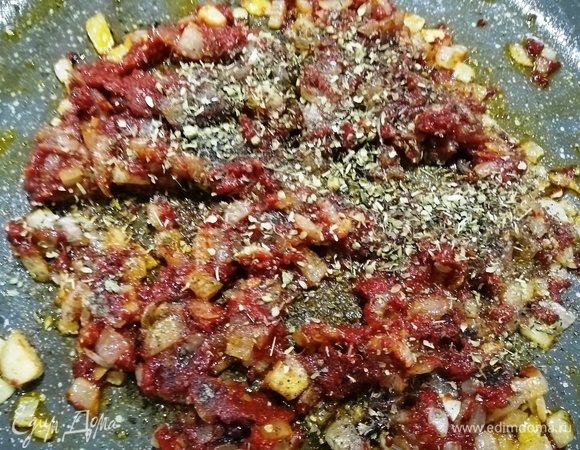 Добавляем соль и перец по вкусу. Я добавила еще прованские травы.