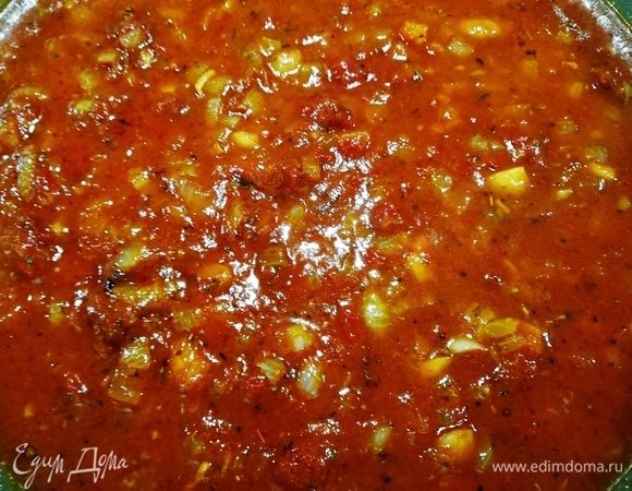 Вливаем вино и томим соус на среднем огне 10–15 минут.