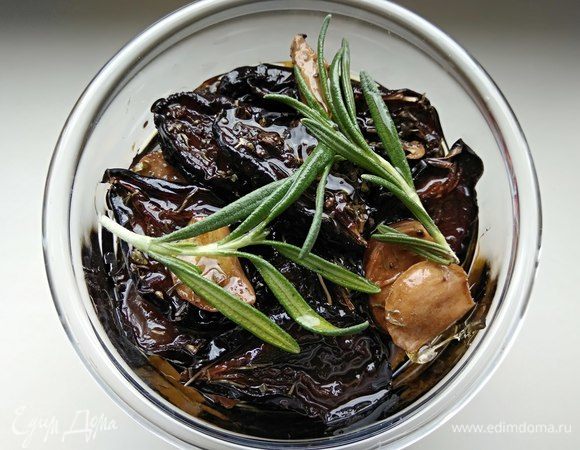 Вынимаем, перекладываем в баночку, заливаем баночку до верху маслом и вкусняха готова!