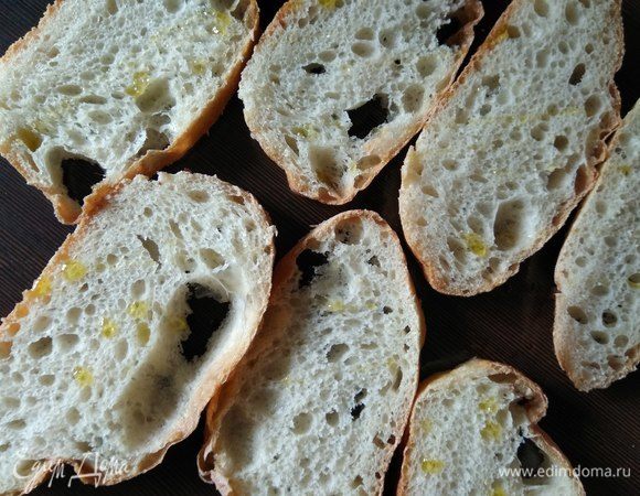 Теперь сами брускетты. Для хрустящей снаружи, но мягкой внутри основы нарезаем чиабатту кусочками толщиной 0,8–1 см, сбрызгиваем слегка оливковым маслом и обжариваем на раскаленном гриле с обеих сторон.