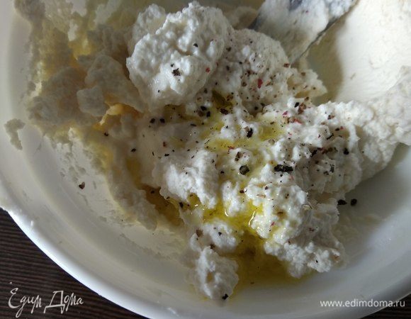 Добавляем в рикотту по 1 ч. л. оливкового масла и лимонного сока, пару капель вустерского соуса (если его нет, то можно пропустить), перец и при необходимости соль по вкусу. Тщательно перемешиваем и намазка готова.