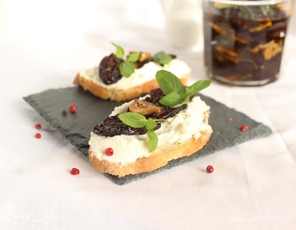 Теперь остается только собрать брускетты: чиабатта, рикотта, сливы (обязательно с кусочками вяленого чеснока) и зелень по вкусу. И пусть всем всегда будет вкусно! Приятного воскресного дня!