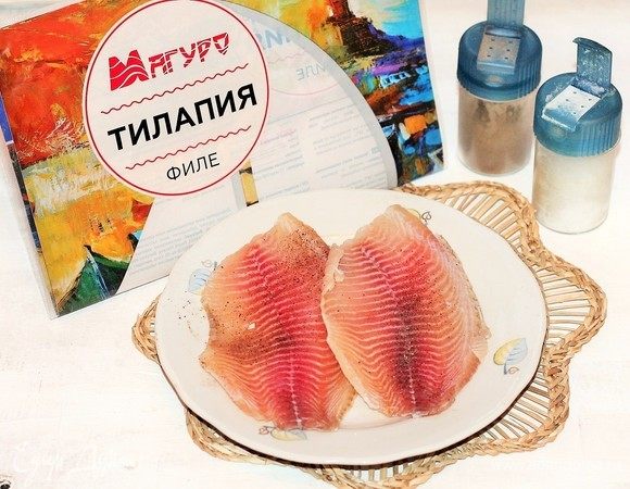 Филе тилапии ТМ «Магуро» посолить, поперчить и убрать в сторону.