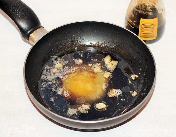 В чесночное масло добавить мед, 1 ст. л. воды и соевый соус. Перемешать и растопить мед.