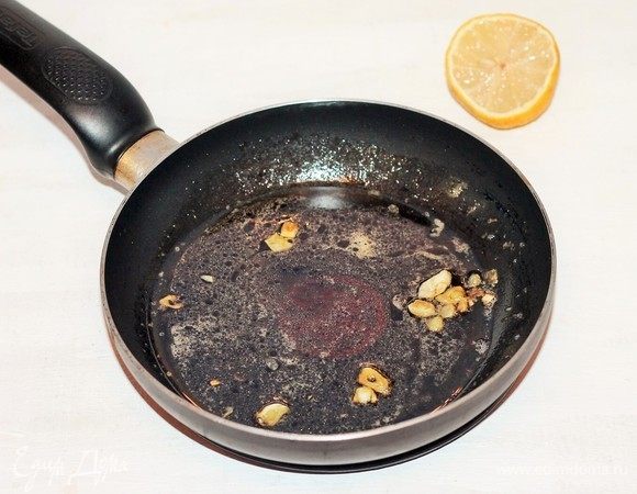 Добавить лимонный сок (1–2 ст. л.), хорошо перемешать, чтобы объединить все ароматы. Приправить солью и перцем по вкусу и по желанию.