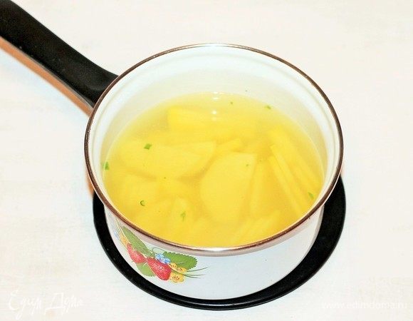 Приготовим овощи. В подсоленной воде отварить до полуготовности очищенный и нарезанный картофель. Картофель и фасоль берите в равных пропорциях.