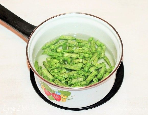 Затем бланшировать стручковую фасоль (1 стакан). Помидоры опустить в горячую воду, затем охладить и снять шкурку. Перец болгарский запечь в микроволновке, положить в пакет, охладить и снять шкурку.