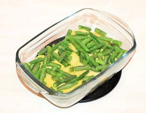 Затем кладем фасоль.