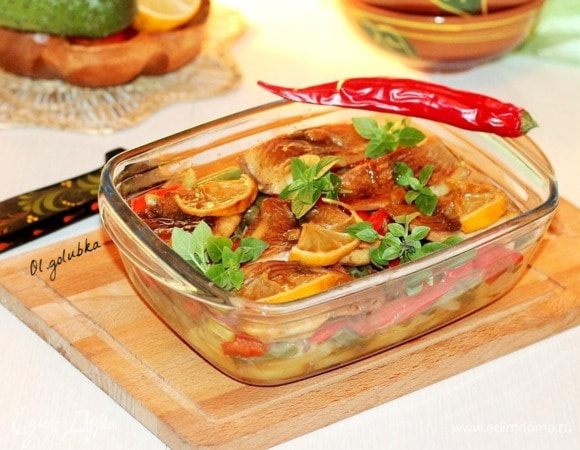 Затем фольгу снимаем, смазываем кусочки рыбы медовым соусом и на 2–3 минуты отправляем в духовку до золотистой корочки на рыбке. При подаче полить блюдо оставшимся соусом и лимонным соком. Украсить зеленью. Приятного аппетита!