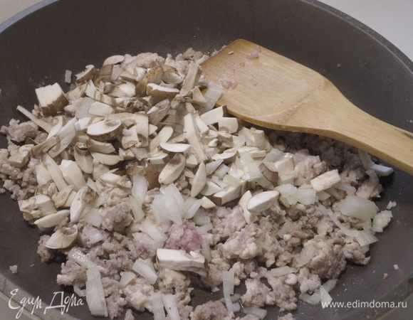 В сковороде разогреть масло и выложить фарш, тушить, разбивая лопаткой комочки, около 3–5 минут. Лук очистить и мелко нарезать. Шампиньоны нарезать любым удобным способом. Добавить лук и шампиньоны к фаршу, тушить 3–5 минут.