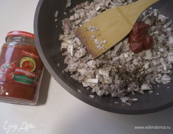 Посолить, поперчить, добавить томатную пасту ТМ «Помидорка», тщательно перемешать и готовить еще около 3 минут на среднем огне.