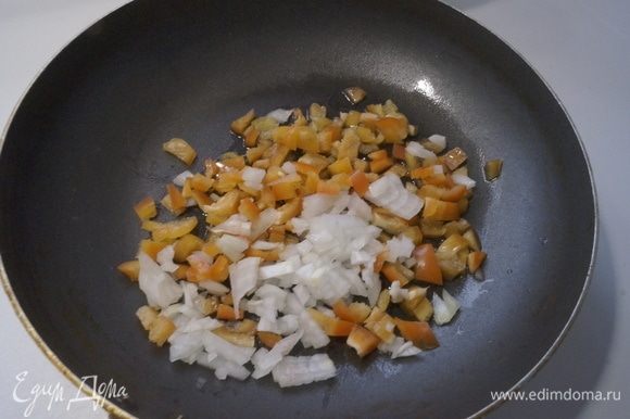 Для овощного соуса болгарский перец вымыть, очистить от семян и нарезать кубиками. Лук очистить и мелко нарезать. На сковороде разогреть оливковое масло и готовить овощи 3–5 минут, но не зажаривать. Пасту отварить в подсоленной воде и откинуть на дуршлаг.
