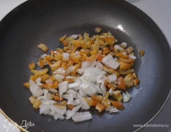 Для овощного соуса болгарский перец вымыть, очистить от семян и нарезать кубиками. Лук очистить и мелко нарезать. На сковороде разогреть оливковое масло и готовить овощи 3–5 минут, но не зажаривать. Пасту отварить в подсоленной воде и откинуть на дуршлаг.