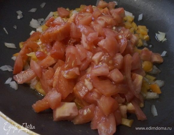 Помидоры вымыть, сделать надрез крест-накрест, обдать кипятком и полностью очистить от шкурки. Порубить кубиками. Добавить в сковороду к овощам. Тушить при слабом нагреве около 8–10 минут.