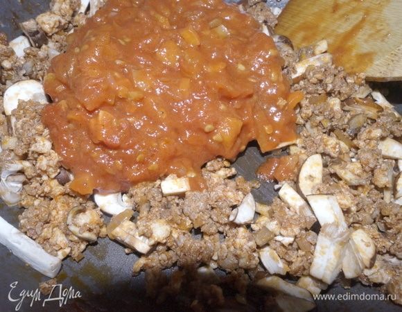 В одной сковороде соединить фарш и овощной соус. Готовить 3 минуты.