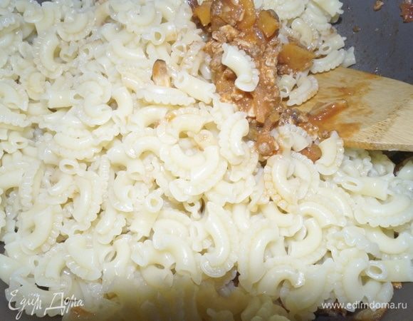 Добавить в сковороду готовую пасту и прогреть пару минут. Снять с огня.