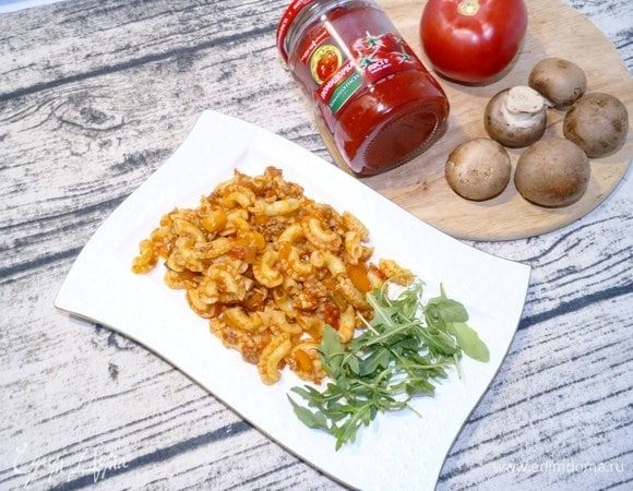 Подавать к столу в теплом виде как самостоятельное блюдо, дополнив овощами или овощным салатом.