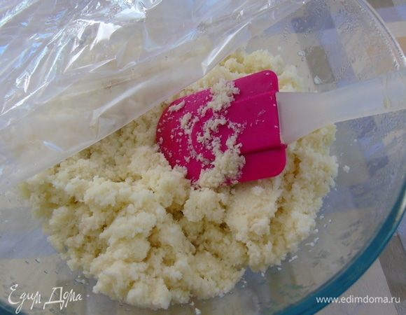 Накрыть пищевой пленкой и отправить в микроволновку на 4 минуты.