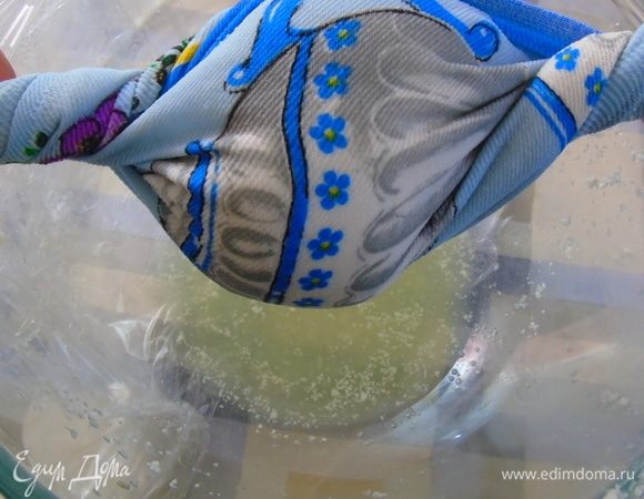 Вынуть и положить на полотенце. Затем, скручивая края полотенца, отжать всю жидкость. Делать это нужно тщательно — капуста нам нужна без жидкости, сухая.