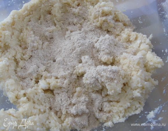 Добавьте творог, яйцо и горсть пармезана, посолите. Перемешайте. Всыпьте 1 ст. л. овсяной муки, можно заменить на любую другую.