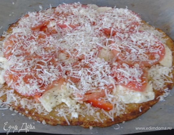 Достаем пиццу, и тут уже работает фантазия. Я выложила моцареллу, сверху — перец сладкий болгарский, нарезанный тонко, затем — помидоры. Посыпала орегано и полила оливковым маслом. Сверху посыпала сыром. Вы можете класть все, что угодно, можно просто смазать соусом и посыпать сыром — тоже будет очень вкусно.