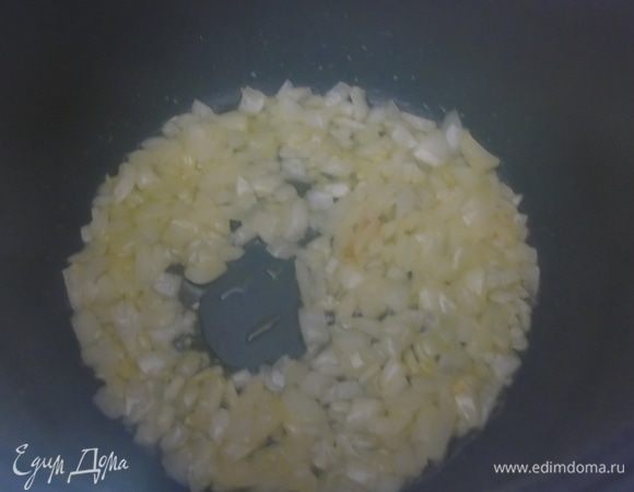 На оливковом масле обжарьте лук-порей и чеснок (если нет порея, можно заменить луком репчатым).