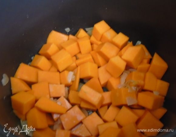 Тыкву (лучше использовать мускатную) нарежьте кубиками и потушите до мягкости (примерно 20 минут).