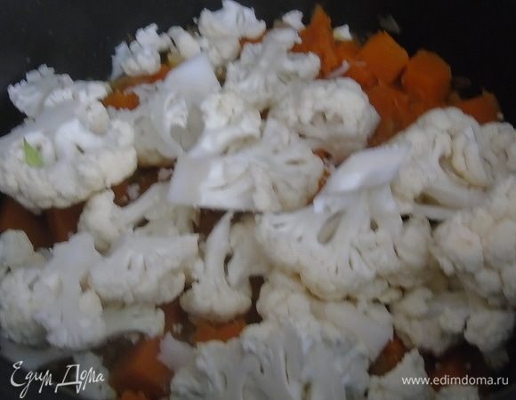 Добавьте цветную капусту и еще немного потушите.