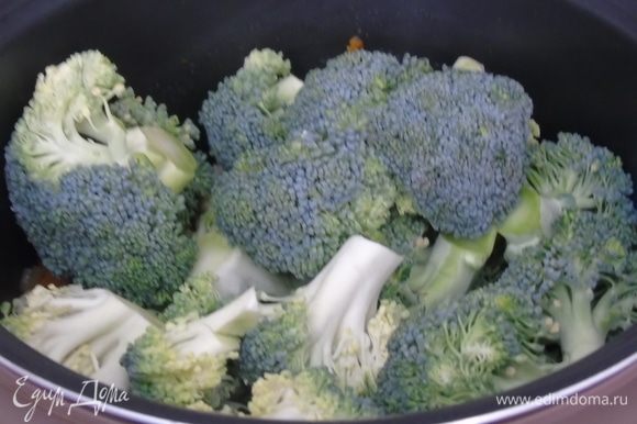 Добавьте брокколи и влейте воду так, чтобы она скрыла половину овощей. Варите 4–5 минут.