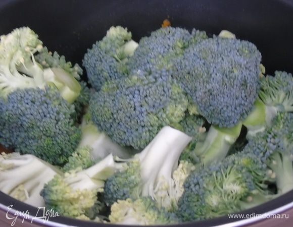 Добавьте брокколи и влейте воду так, чтобы она скрыла половину овощей. Варите 4–5 минут.