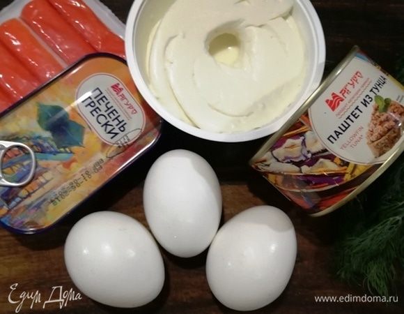Подготовим все необходимое для начинки: печень трески и паштет из тунца ТМ «Магуро», рикотту, крабовые палочки, отваренные яйца и укроп.