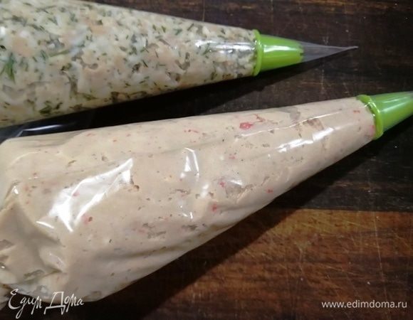 Первую и вторую начинки выкладываем в кондитерские мешки.