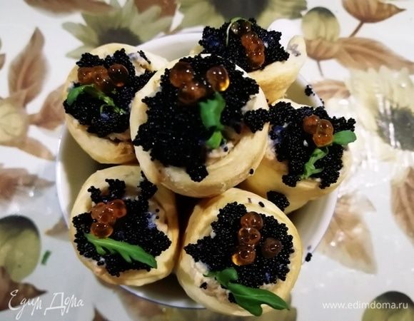 Начиненные трубочки украшаем икрой летучей рыбы, руколой и красной икрой. Или по желанию.