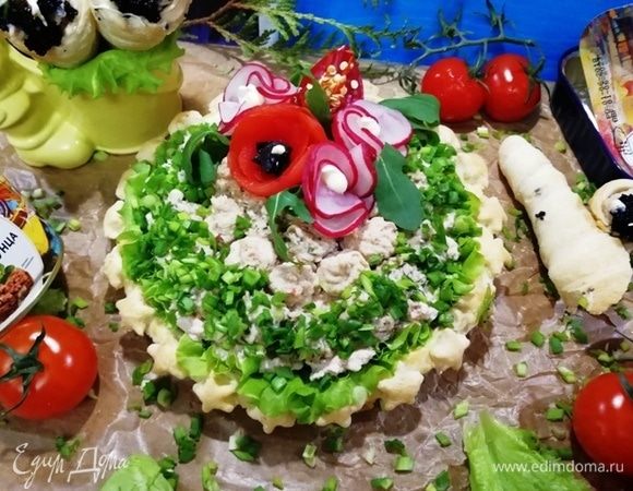 Подаем пирог и трубочки охлажденными и украшенными по желанию. Я украсила цветами из редиса, помидора и перца чили.