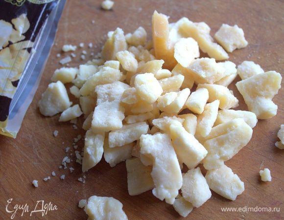 Пармезан (у меня — джюгас 12-ти месяцев) продается такими кусочками.