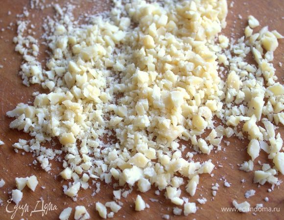 Порубить широким ножом или натереть.