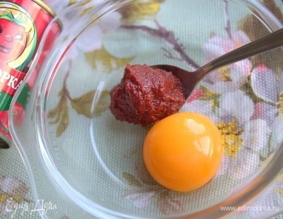 Желток отделить от белка и добавить томатную пасту ТМ «Помидорка».