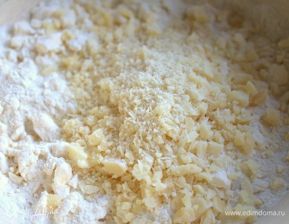 Пересыпать пармезан в муку.