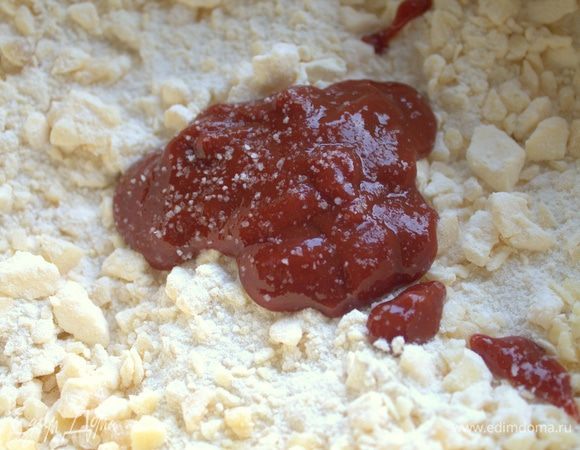 И влить пасту с желтком. Посолить.