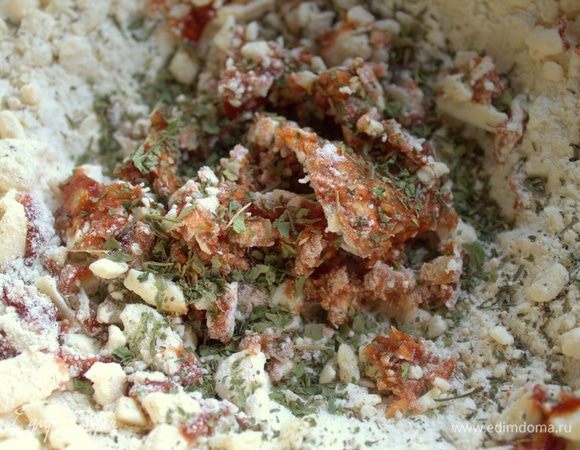 Вливая холодную воду по 1 ч. л., начинаем растирать тесто. Воды разное тесто возьмет по-разному.