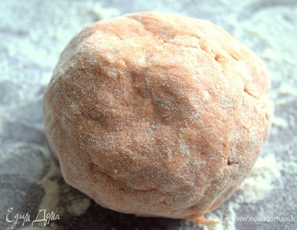 Осталось скатать тесто в колобок на посыпанной мукой поверхности.