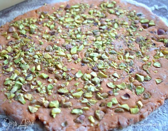 Пройтись скалкой по верху, утрамбовывая в тесто орешки.