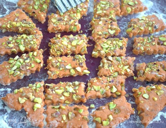 Нарезать ножиком-зигзаг.