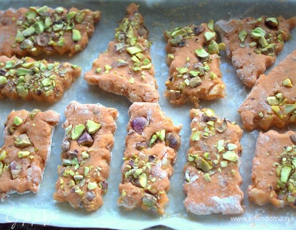 Смазать бумагу для выпечки маслом и распределить заготовки.