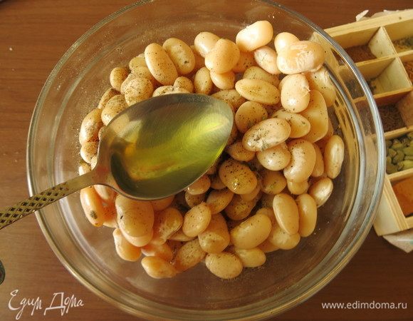 Фасоль поливаем маслом, кладем майоран, солим, перчим.