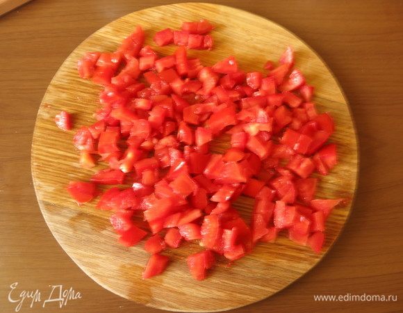 Нарезаем томаты конкассе.