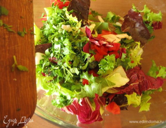 Нарезаем петрушку, мяту, кладем томаты и половину салата.