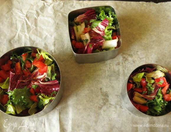 Ставим на пергамент кольца салатные. Вниз выкладываем салат.
