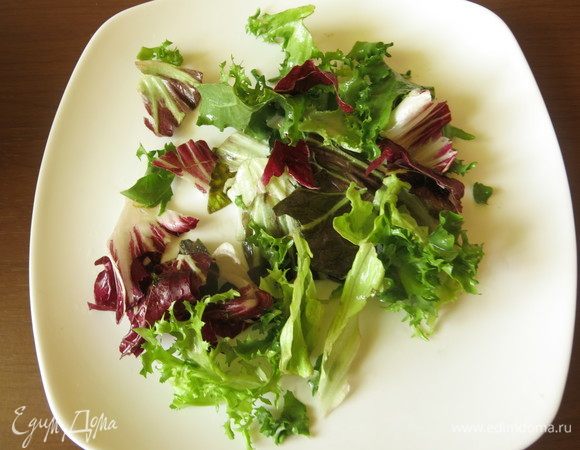 На низ «башенки» кладем свежий салат.