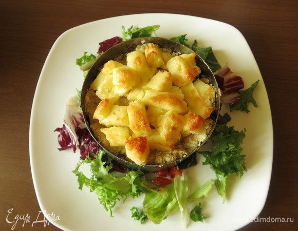 На салат — теплую «башенку». Снимаем кольцо, солим, перчим, поливаем маслом, кладем мяту.